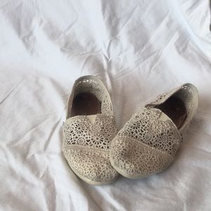 Toms crochet shoes